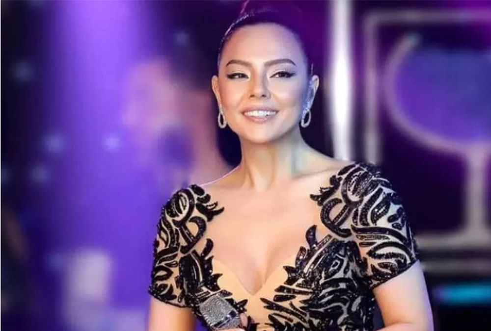 Ebru Gnde, Pinhani'nin arks ''Dnyadan Uzak'' kendi yorumuyla yeniden seslendirdi.